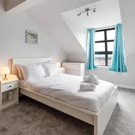 Large 2 Bed 2 Bath Central Manchester-3