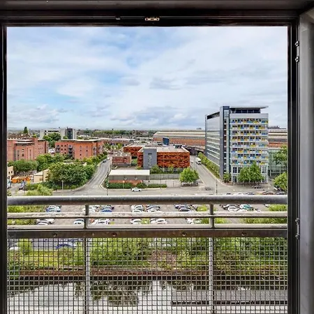 Large 2 Bed 2 Bath Central Manchester-2